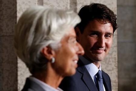 　９月１３日、ＩＭＦのラガルド専務理事（写真左）は、カナダが金融、財政、構造の３本柱のアプローチで景気を下支えしていることを高く評価し、諸外国に対して基準を設けることで世界経済の回復プロセスを主導することが可能との見解を示した。写真右はカナダ・トルドー首相。カナダ・オタワで撮影（２０１６年　ロイター／Chris Wattie）