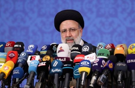 ８月３日、イランのライシ新大統領（写真）は、米国の「非道な」制裁を解除させる措置を講じる方針を示した。テヘランで撮影（２０２１年　ロイター/Majid Asgaripour/WANA )