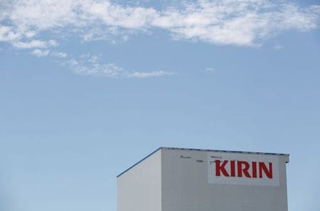 　８月７日、キリンホールディングスは７日、２０２０年１２月期（国際会計基準）の連結事業利益を１９１０億円から１４００億円（前年比２６．６％減）に下方修正すると発表した。写真は取手で２０１７年７月撮影（２０２０年　ロイター／Kim Kyung Hoon）