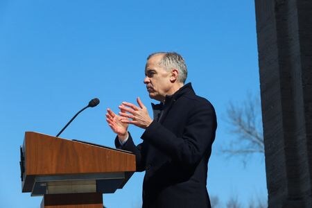 カナダのカーニー首相は３月２３日、４月２８日に総選挙を実施すると発表した。「カナダを分裂させて米国が所有する」ことを望むトランプ米大統領による脅威に対処するには国民からの強力な支持が必要だと訴えた。２３日、オタワで撮影（２０２５年　ロイター/Patrick Doyle）
