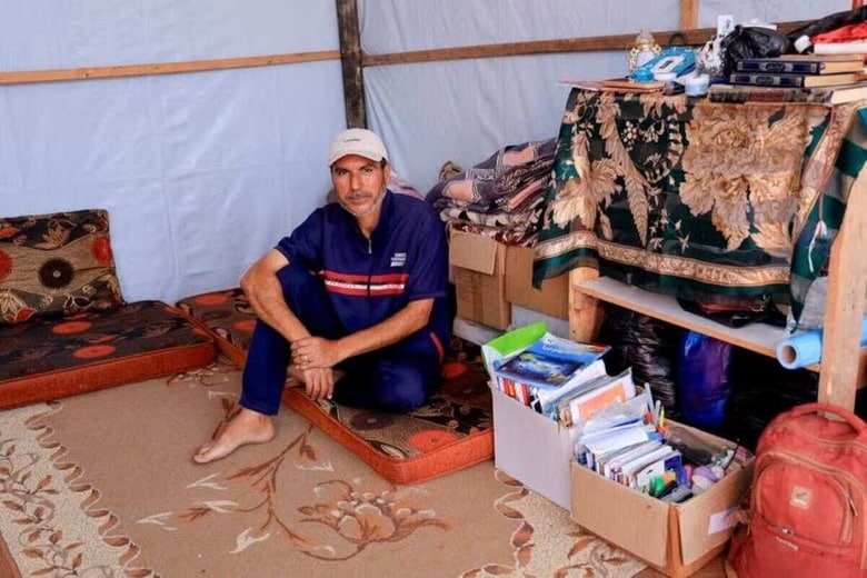 ６月１０日、パレスチナ自治区ガザ南部ラファの物資配給拠点に先週向かった大学教授のニザム・サラマさん（５２・写真）は、２度にわたって銃撃に見舞われ、飢えた群衆に押しつぶされた末、手ぶらで帰宅した。写真は６月、ハンユニスの難民キャンプにあるサラマさんのテントで撮影（２０２５年　ロイター/Hatem Khaled）