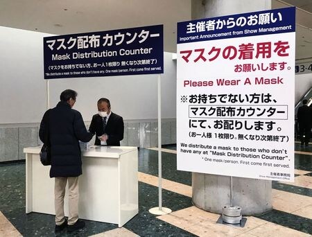 新型コロナウイルスを巡る２７日現在の状況を整理した。写真は２６日、都内のカンファレンス会場でマスクを配布する係員（２０２０年　ロイター/Kevin Buckland）