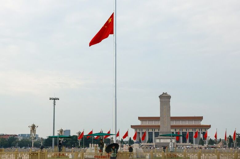 写真は半旗が掲げられた天安門広場。18日、中国・北京で撮影。 REUTERS/Maxim Shemetov