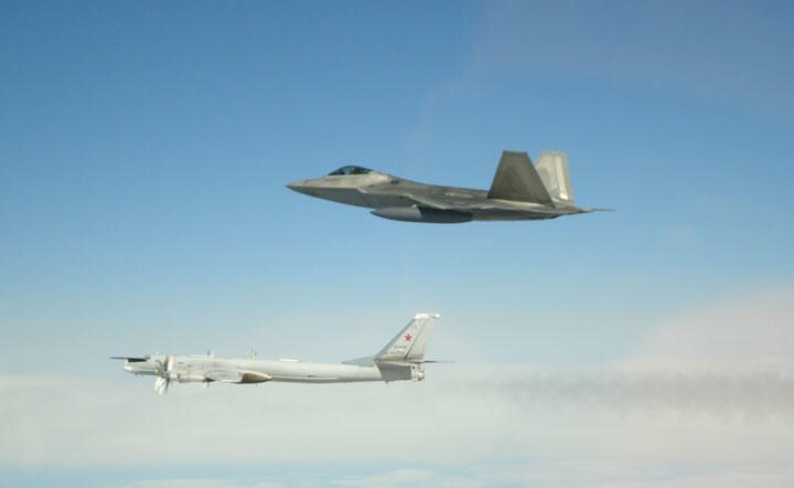 米軍のF-22戦闘機（右）の追跡を受けるロシアのTu-95戦略爆撃機（5月21日、アラスカ沖の公海上で）　North American Aerospace Defense Command