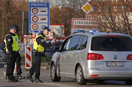 　１１月１９日、ＥＵが「シェンゲン協定」域外との国境での出入国審査を強化する見通しであることが分かった。仏独国境で検問にあたる警官。１１月１６日撮影。（２０１５年　ロイター／Vincent Kessler）