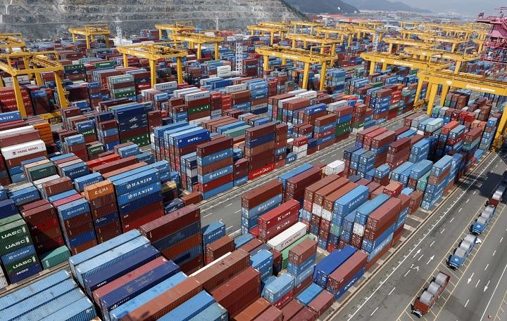 日韓関係は貿易に影響している？していない？（写真は釜山港） REUTERS/Lee Jae-Won