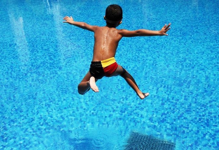 プールや水遊び場などが要注意 donkeyru -iStock