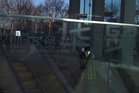 ２月１８日、中国の国有資産監督管理委員会の高官は会見し、新型コロナウイルスの感染拡大について、国内の様々な産業への影響は主に２月に表れるとの見通しを示した。北京で１７日撮影（２０２０年　ロイター/Tingshu Wang）