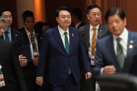 　９月６日、韓国の尹錫悦大統領（中央）は、インドネシアのジャカルタで開かれたＡＳＥＡＮとの首脳会議で「国際平和を損なうような形で北朝鮮と軍事協力を行う試みは直ちに中止しなければならない」と訴えた。韓国大統領府が明らかにした。代表撮影（２０２３年　ロイター）