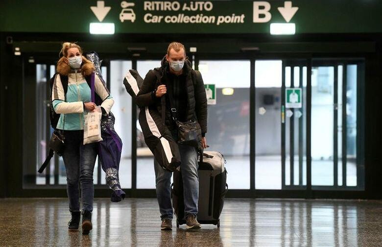 欧州連合（EU）は、新型コロナウイルスの感染拡大を受け、航空会社が予定通り運航しない場合に発着枠を剥奪することを定めた規制を停止した。フォンデアライエン欧州委員長が10日明らかにした。ミラノの空港で9日撮影（2020年　ロイター/Flavio Lo Scalzo）