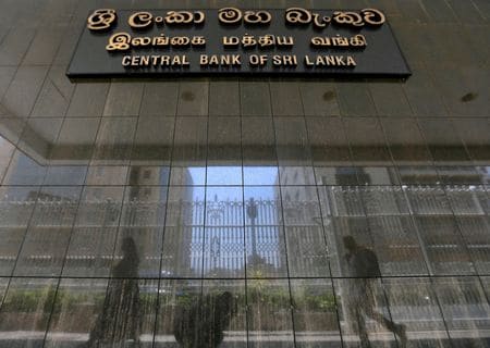 ３月８日、スリランカ中央銀行は通貨スリランカルピーを最大１５％切り下げた。コロンボのスリランカ中銀で２０１７年３月撮影（２０２２年　ロイター/Dinuka Liyanawatte）