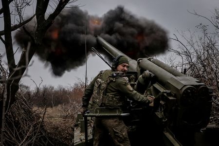 １２月３日、ウクライナは領土保全の保証を引き換えに核兵器を放棄した１９９４年締結の「ブダペスト覚書」を非難し、北大西洋条約機構（ＮＡＴＯ）加盟の必要性を訴えた。写真はウクライナのドネツク地方で、ロシア軍に向かって砲撃を行うウクライナ兵。ウクライナ軍提供（２０２４年　ロイター）