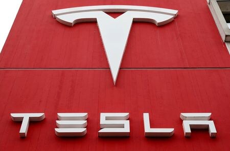 米電気自動車（ＥＶ）大手テスラの株価が２日の市場で約７％下落している。イーロン・マスク最高経営責任者（ＣＥＯ）らは１日、投資家向け説明会で４時間に及ぶプレゼンテーションを行ったものの、期待されていた低価格モデルの投入計画は明らかにされなかった。（２０２３年　ロイター／Arnd Wiegmann/）