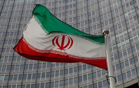 　イランのロウハニ大統領の首席補佐官を務めるマフムード・バエジ氏は２３日、イラン核合意の復活を巡る協議で、米政府が石油・海運分野の対イラン制裁を全て撤廃し、一部の高官をブラックリスクから除外することに同意していると述べた。写真はイランの国旗。２０１９年９月ウィーンで撮影（２０２１年　ロイター/Leonhard Foeger）
