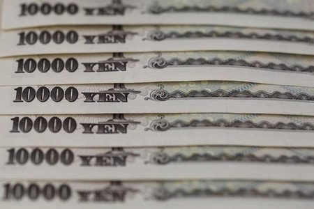 　６月１４日、終盤のニューヨーク外為市場では、円とスイスフランが上昇した。写真は１万円札、２０１３年２月撮影（２０１６年　ロイター/Shohei Miyano）