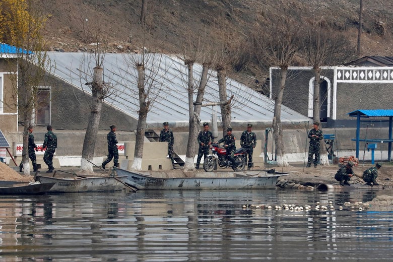 中国との国境を流れる鴨緑江で、北朝鮮側の岸に見える北朝鮮兵士たちの姿（2017年4月）　Aly Song-REUTERS