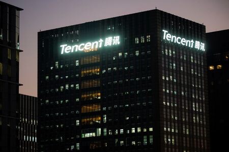 　中国テック大手、騰訊控股（テンセント・ホールディングス）傘下のテンセント・ミュージック・エンタ－テインメントは２７日、韓国発ＫーＰＯＰの大手事務所ＳＭエンターテインメントの第２位株主になる見通しだと明らかにした。写真はテンセントのロゴ。中国・上海で２０２１年１２月撮影（２０２５年　ロイター／Aly Song）