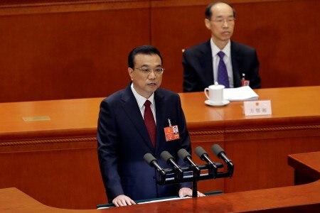 　３月５日、中国の李克強首相（写真左）は開幕した全国人民代表大会（全人代、国会に相当）で演説し、中国政府が台湾の分離・独立を容認しない考えを示すとともに自国領土を保護すると述べた。写真は北京で撮影（２０１８年　ロイター／Jason Lee）