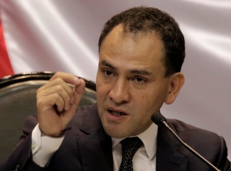 　１０月１５日、メキシコのエレラ財務公債相は、「まだ」景気後退（リセッション）には突入していないとした上で、中西部グアダラハラや北部シウダーフアレスの公共輸送事業など特定のインフレ支出を通して景気鈍化に対処していく考えを示した。写真は９月２８日、議会で話すエレラ氏。９月８日、メキシコ市で撮影（２０１９年　ロイター/Luis Cortes）