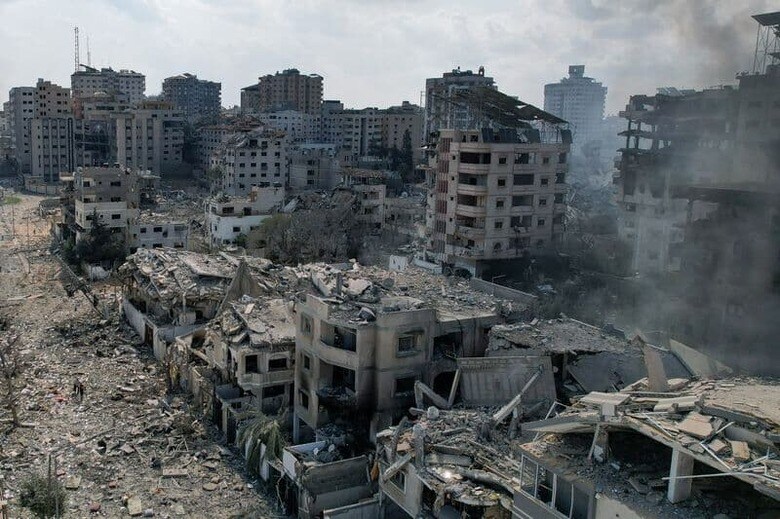 イスラエルは10日、パレスチナ自治区ガザに過去最大規模の空爆を行い、ガザ地区との境界を掌握したと発表した。ガザ地区で10日撮影。（2023年　ロイター/Shadi Tabatibi）