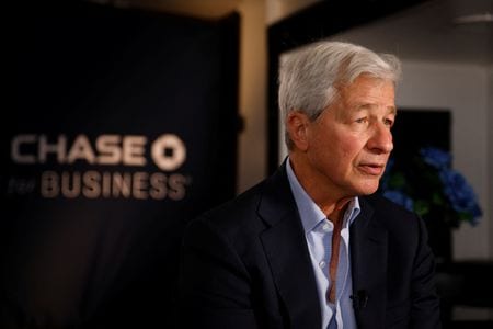 　米大手銀行ＪＰモルガン・チェースのジェイミー・ダイモン最高経営責任者（ＣＥＯ）は、性的虐待罪で起訴され拘留中に自殺した米富豪ジェフリー・エプスタイン被告と同行の関係について、宣誓証言を求められる見通しになった。写真は2月、米フロリダ州マイアミで取材に応じるダイモン氏（２０２３年　ロイター／Marco Bello）