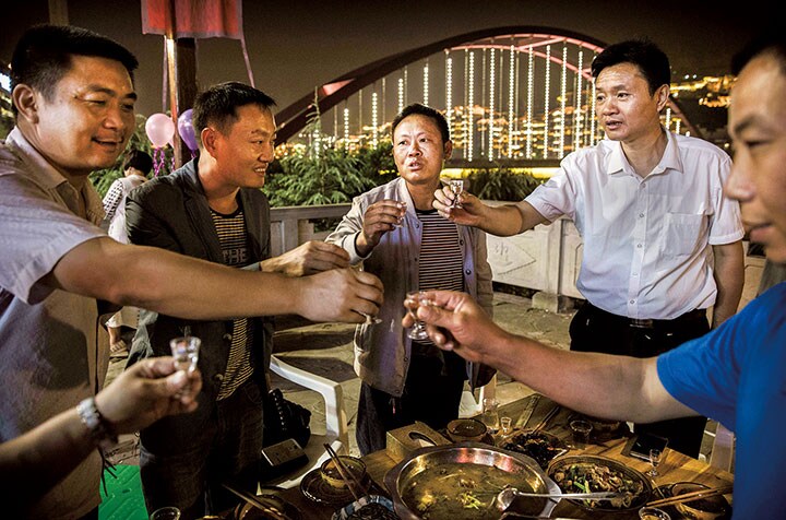 中国の宴席では、出されたものは何でも食べて飲むことが期待される　Kevin Frayer/GETTY IMAGES