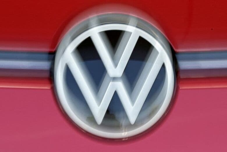 資料写真：2025年5月14日、ドイツのドレスデンで行われたメディアツアー中、ドイツの自動車メーカー、フォルクスワーゲンの電気自動車「ID.3」の最終検査ラインにVWのロゴが見える。 REUTERS/Matthias Rietschel/File Photo