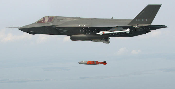 テスト飛行中のF35ライトニング2（2012年8月8日）　REUTERS/Andy Wolfe/Lockheed Martin