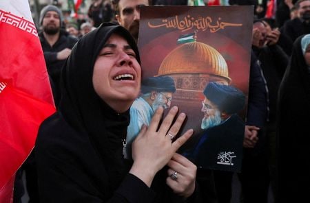 写真はハメネイ師の死が報じられ、悲しむ女性。3月1日、テヘランで撮影。WANA提供。REUTERS