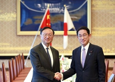 　５月３０日、中国外交を統括する楊潔チ国務委員（写真左）は、都内で岸田文雄外相（写真右）と会談し、朝鮮半島問題について、武力を使わず外交的に解決すべきとする同国の方針を改めて主張した。 都内の外務省飯倉公館で代表撮影（２０１７年/Eugene Hoshiko/Pool）
