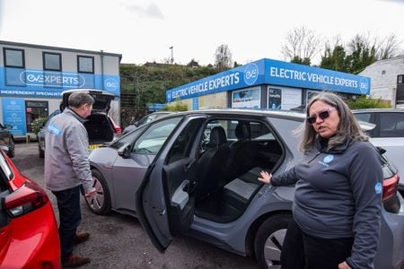 英ロンドン南西部で中古電気自動車（ＥＶ）の販売店を営むマーティン・ミラーさんとエステルさん。英ギルフォードで３月１３日撮影。 REUTERS/Nick Carey