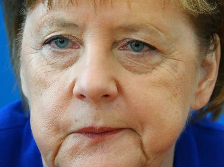 ７月３日、ドイツのメルケル首相（写真）は、難民政策で対立する連立相手のキリスト教社会同盟との間で、自身の面目を保つ形で妥協的な合意を成立させた。ベルリンで２日撮影（２０１８年　ロイター/Hannibal Hanschke）