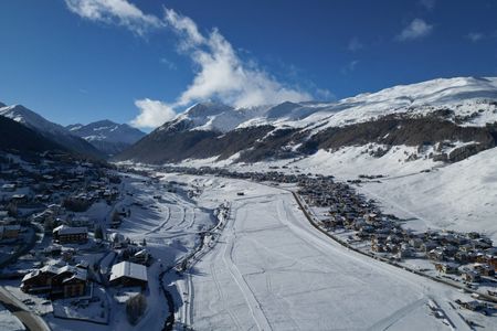 ミラノ・コルティナ冬季五輪が開催されるリヴィーニョの景色。１月、ドローンで撮影。REUTERS/Yara Nardi
