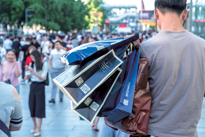 体制に反抗しても太刀打ちできないなら、そういう世の中だと割り切ったほうが気楽なのか　ZHANG PENG-LIGHTROCKET/GETTY IMAGES