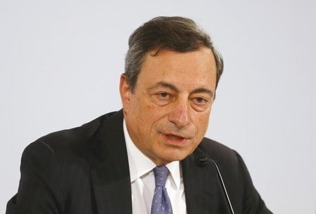 　６月９日、欧州中央銀行（ＥＣＢ）のドラギ総裁は、長期的な低成長によりユーロ圏の生産性が低下し、経済に恒久的な打撃となるリスクが高まっていると指摘、金融政策だけでは解決できないとの持論を繰り返した。写真は２日撮影（２０１６年　ロイター/Leonhard Foeger）