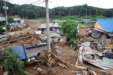 韓国当局によると、全国各地で数日続いた集中豪雨によって洪水や土砂崩れが発生し、２１日までに少なくとも１８人が死亡した。ソウル郊外のカピョン（加平）で撮影（２０２５年　ロイター/Kim Hong-Ji）