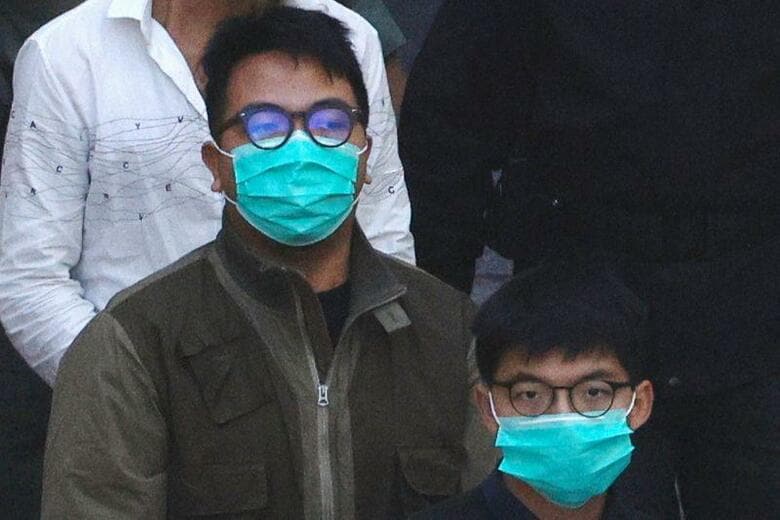 香港の裁判所は、昨年の大規模抗議デモにおける違法な集会を巡り、民主活動家の黄之鋒氏（に禁錮１３か月半の実刑を言い渡した。写真は黄氏（右）と林朗彦氏（２０２０年　ロイター／Tyrone Siu）