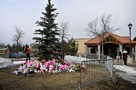 写真は銃乱射事件の犠牲者の慰霊碑。2月12日、西部ブリティッシュコロンビア州タンブラーリッジで撮影。REUTERS/Jennifer Gauthier