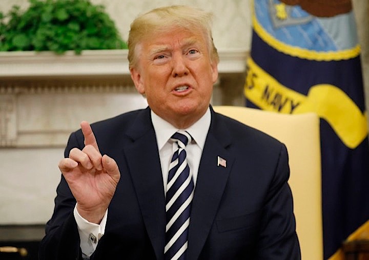 ４月２４日、トランプ米大統領（写真）は、米国と中国が貿易問題を巡り合意に達する公算は大きいとの認識を示し、数日中に両国の高官が交渉の席に着く見通しだと述べた。ワシントンで撮影（２０１８年　ロイター/Kevin Lamarque）