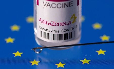 欧州連合（ＥＵ）の医薬品規制当局である欧州医薬品庁（ＥＭＡ）は７日、英アストラゼネカとオックスフォード大学が開発した新型コロナウイルスワクチン接種とまれな脳血栓症の発症が関連している可能性があるとの認識を示した（２０２１年　ロイター／Dado Ruvic）