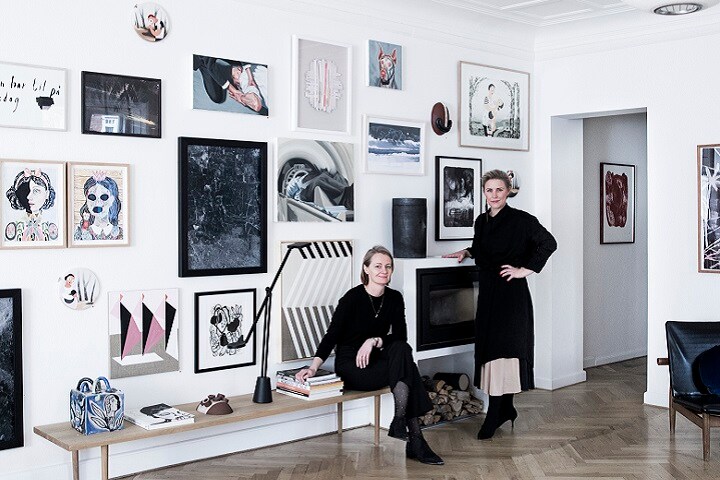 主催者のオースランド（左）とラスムスセン（右）。ベンチの上の陶器も展示作品　Photo：Tia Borgsmidt