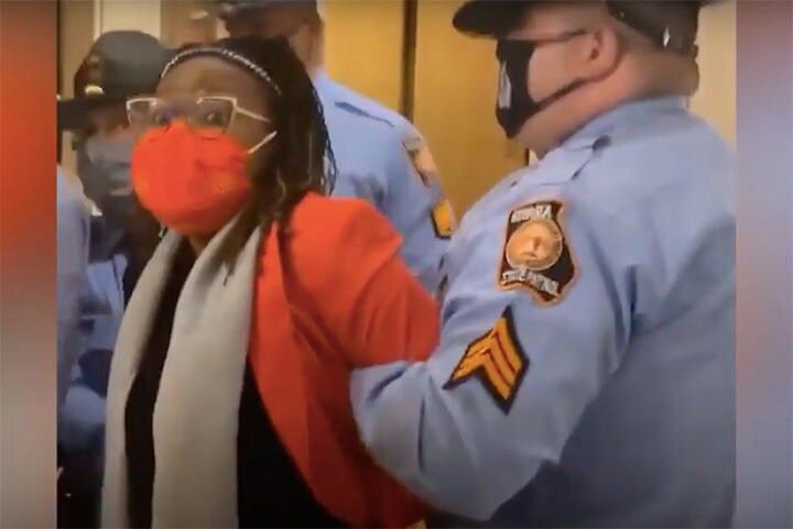 「人種隔離法」に「こっそり」署名・会見しようとする知事室のドアをノックして逮捕された州下院議員　NEWSWEEK/YOUTUBE