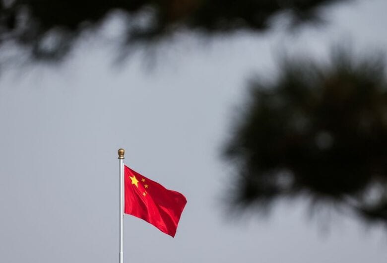 写真は中国の国旗。３月に北京で撮影。REUTERS/Maxim Shemetov