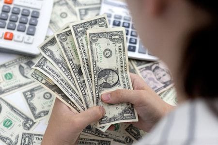 米国債市場は４日アジア時間も売りが続き、１０年債などの利回りが１６年ぶりの高水準を更新した。写真は２０２２年５月撮影（２０２３年　ロイター/Dado Ruvic/Illustration）