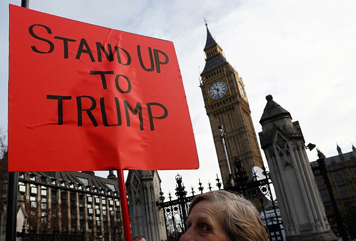 英国会議事堂の外で「トランプに抵抗せよ」と叫ぶデモ隊（2月）　Stefan Wermuth-REUTERS