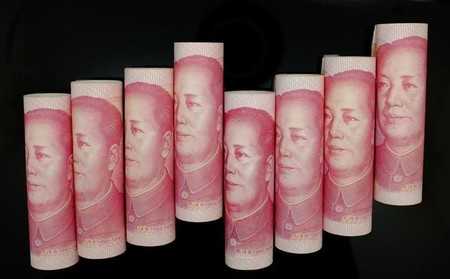 　８月３１日、中国財政省の朱光耀次官は、国営テレビとのインタビューで、中国の経済ファンダメンタルズは引き続き健全で、人民元が長期にわたり下落する根拠はないと述べた。写真の人民元は北京で２０１３年１１月撮影（２０１６年　ロイター／Jason Lee）
