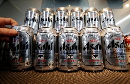 2016年5月17日、東京のアサヒグループホールディングス本社で展示されたアサヒスーパードライの缶ビール。REUTERS/Toru Hanai