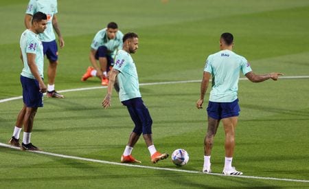 　１１月２３日、サッカーのワールドカップ（Ｗ杯）カタール大会の開幕に伴い、サッカー大国ブラジルで公衆衛生専門家らが新型コロナウイルス感染の新たな流行の波を警告している。写真はブラジルチームの練習の様子。カタールのドーハで２１日撮影（２０２２年　ロイター／Bernadett Szabo ）