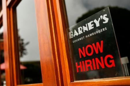 米労働省が５日発表した２月２８日までの１週間の新規失業保険申請件数（季節調整済み）は、前週から横ばいの２１万３０００件だった。2010年6月3日、カリフォルニア州サンフランシスコで撮影（２０２６年　ロイター）