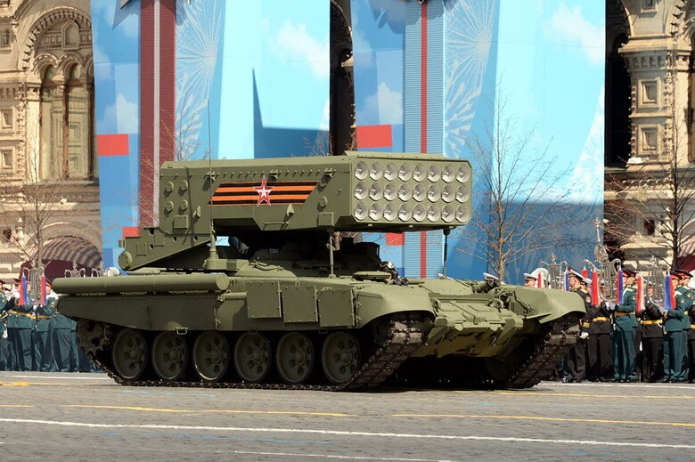 戦勝記念日パレードのリハーサルで披露されたTOS-1A（2021年5月7日、モスクワ）　Free Wind 2014-Shutterstock